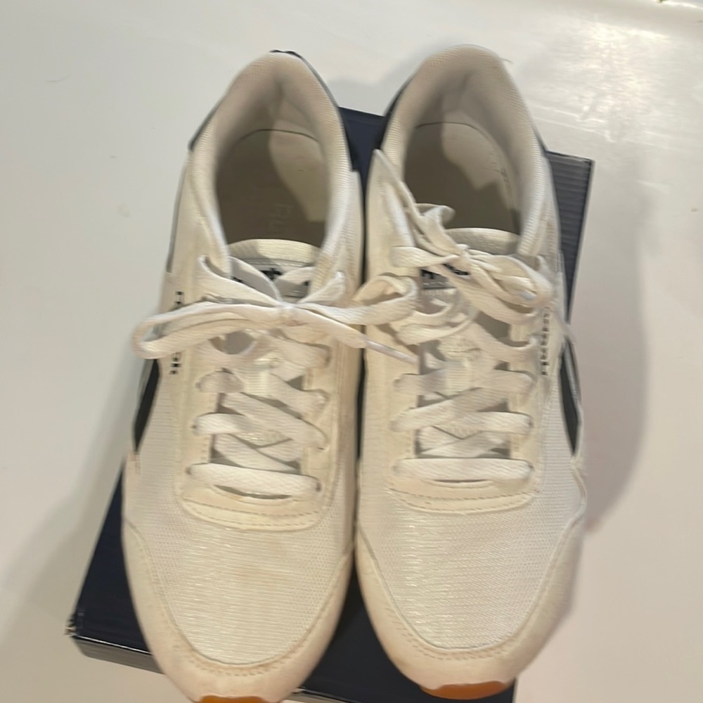 Reebok classic black and white size 8